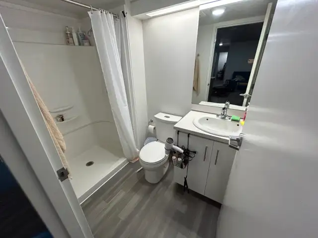 (Toronto Sublet) 253 College St (Late May - August) - Photo 2