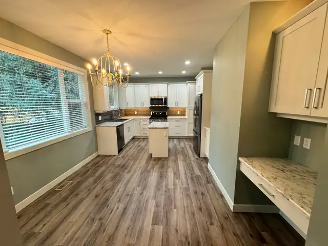 6 bed, 3/5 bath - Magic Estates Rental - Photo 2
