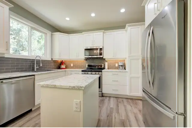 6 bed, 3/5 bath - Magic Estates Rental - Photo 3