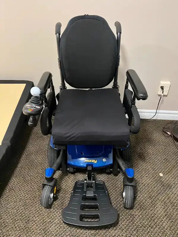 jazzy power wheelchair with new batteries for $800 - Photo 2