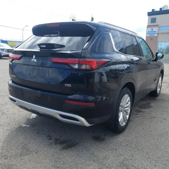 2022 Mitsubishi Outlander - Photo 3