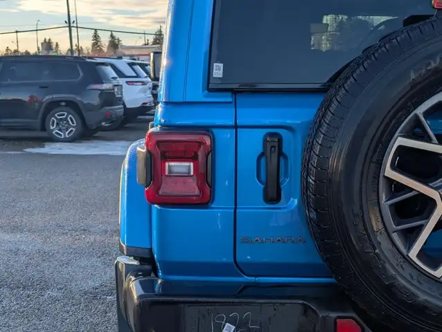 2025 Jeep Wrangler Sahara - Photo 10