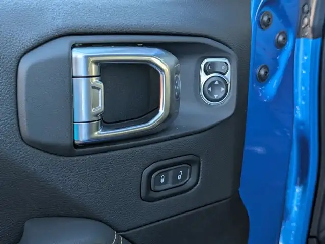 2025 Jeep Wrangler Sahara - Photo 13