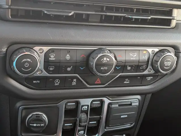 2025 Jeep Wrangler Sahara - Photo 25