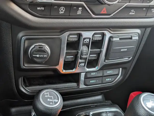 2025 Jeep Wrangler Sahara - Photo 26