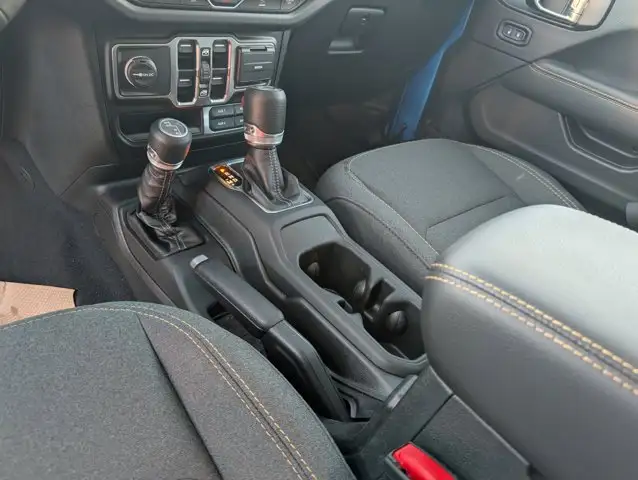 2025 Jeep Wrangler Sahara - Photo 27