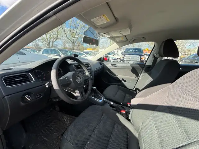 2011 Volkswagen Jetta 4dr 2.5L Auto Comfortline - Photo 9