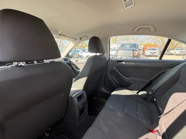 2011 Volkswagen Jetta 4dr 2.5L Auto Comfortline - Photo 19