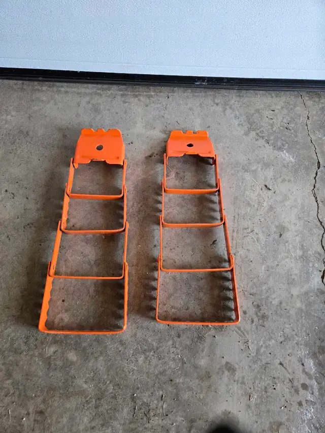 tool belt and traction plates - Photo 7