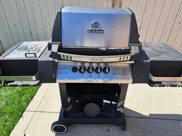 Broil King Crown BBQ Natural Gas only $60 or best offer.