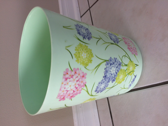 BEAU VASE NEUF DÉCO VERT À FLEURS 10'HAUT PLASTIQUE SOLIDE $5.00 - Photo 2