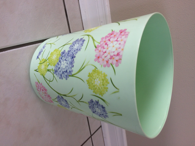 BEAU VASE NEUF DÉCO VERT À FLEURS 10'HAUT PLASTIQUE SOLIDE $5.00 - Photo 3