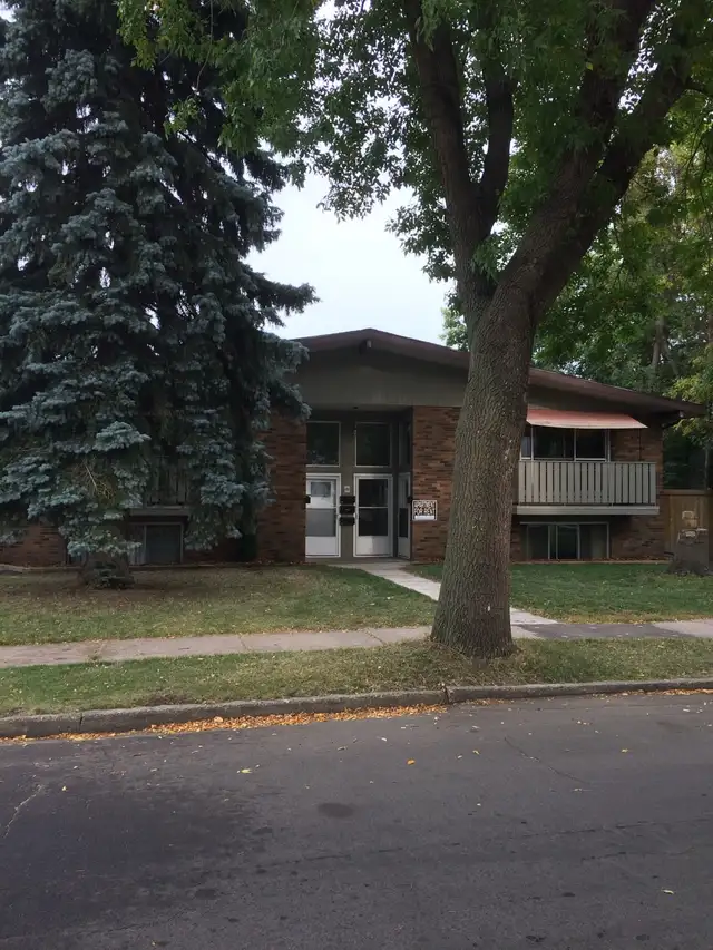 lg 3B/R suite, school across street - Photo 2