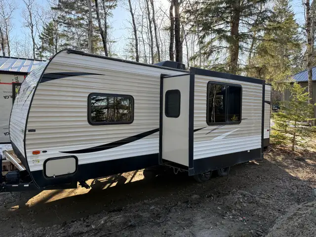 2019 Keystone Hideout 242 LHS