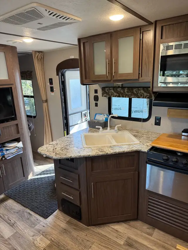 2019 Keystone Hideout 242 LHS - Photo 9