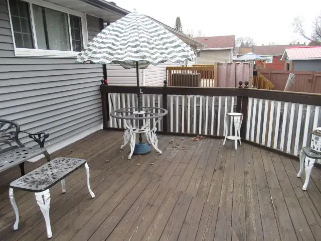 7 Pc Iron Patio Set includes umbrella