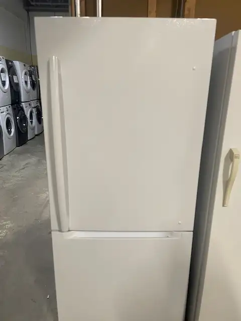 Réfrigérateur blanc 29.5'' congélateur en bas Moffat