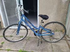Vélo de ville de marque Giant Cypress pour femmes
