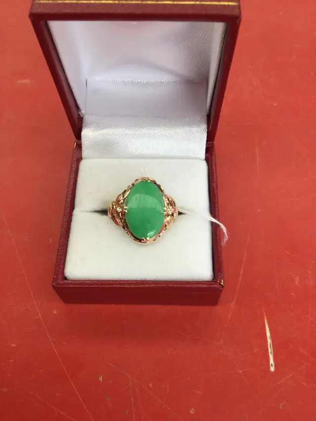 bague en or 14k à pierre verte