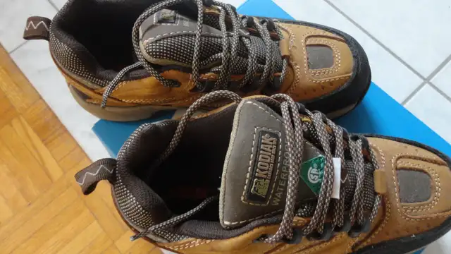 BRAND NEW SAFERTY SHOSE SIZE 9 1/2 ASK $90