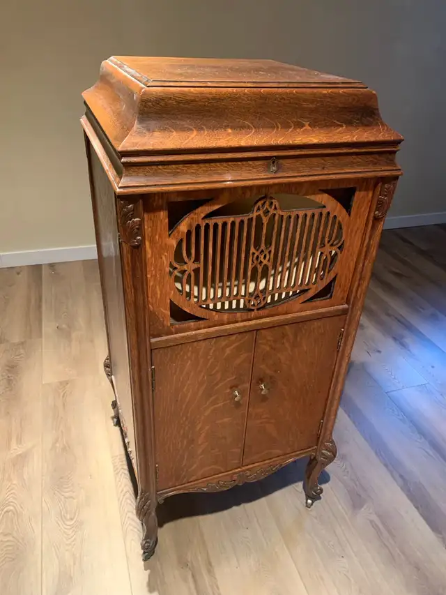 FREE: Antique Gramophone