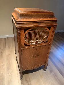 FREE: Antique Gramophone