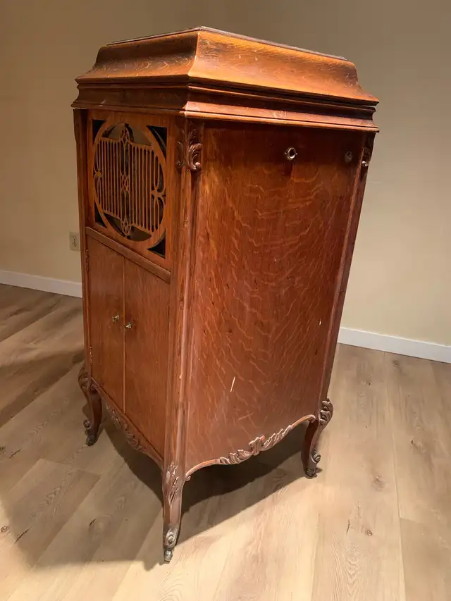 FREE: Antique Gramophone - Photo 2