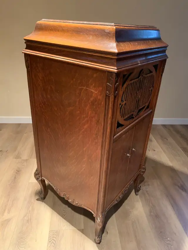 FREE: Antique Gramophone - Photo 3