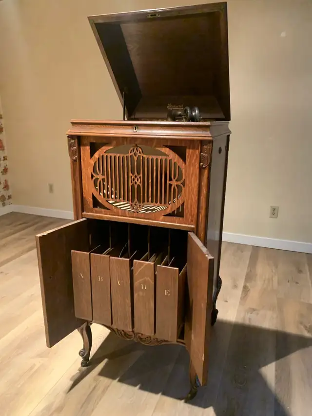 FREE: Antique Gramophone - Photo 5