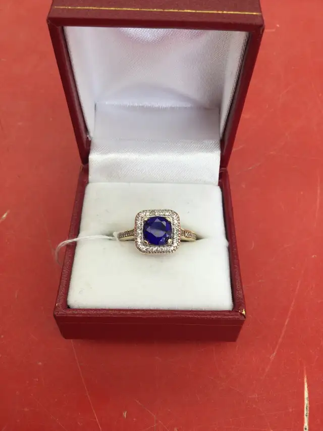 bague en or carré à pierre bleu