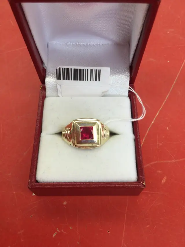 bague en or carré à pierre rouge