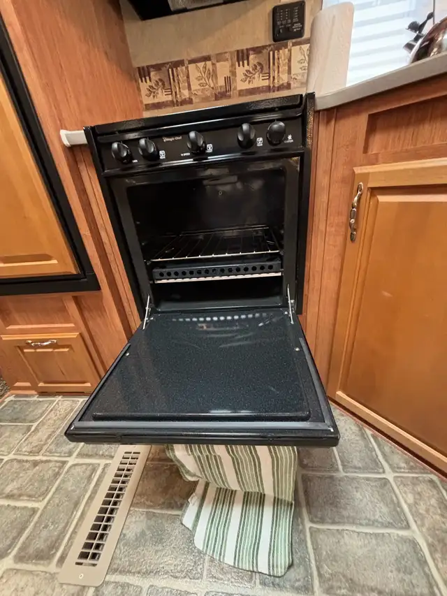5th wheel RV - Photo 3