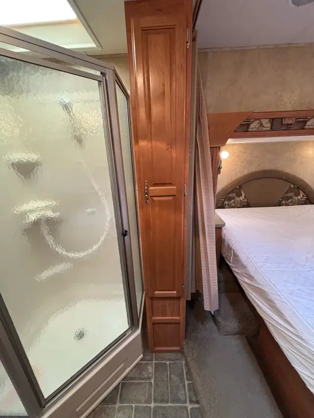5th wheel RV - Photo 5