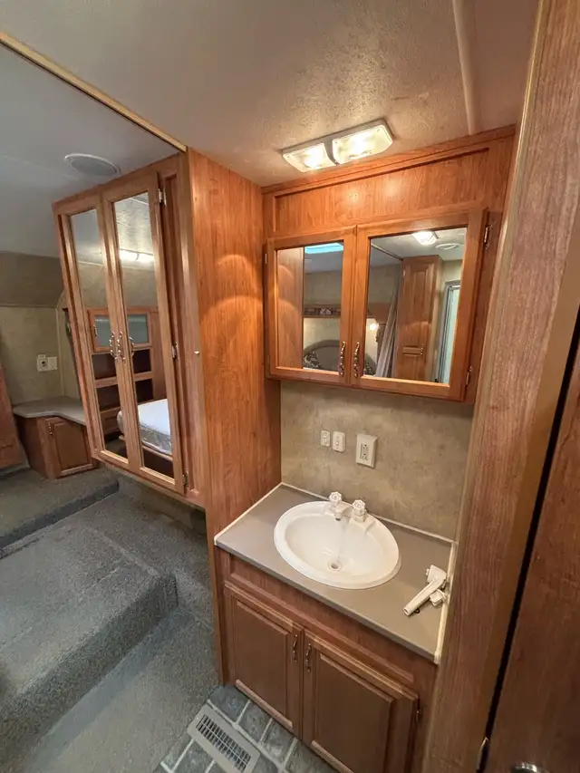 5th wheel RV - Photo 9