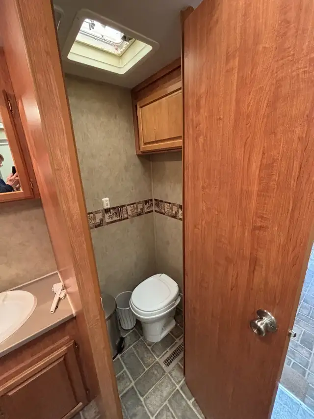 5th wheel RV - Photo 10