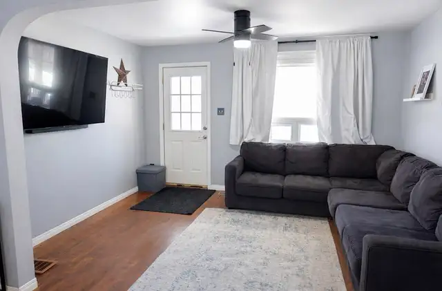2 Bedroom - 1 Bathroom - Photo 2