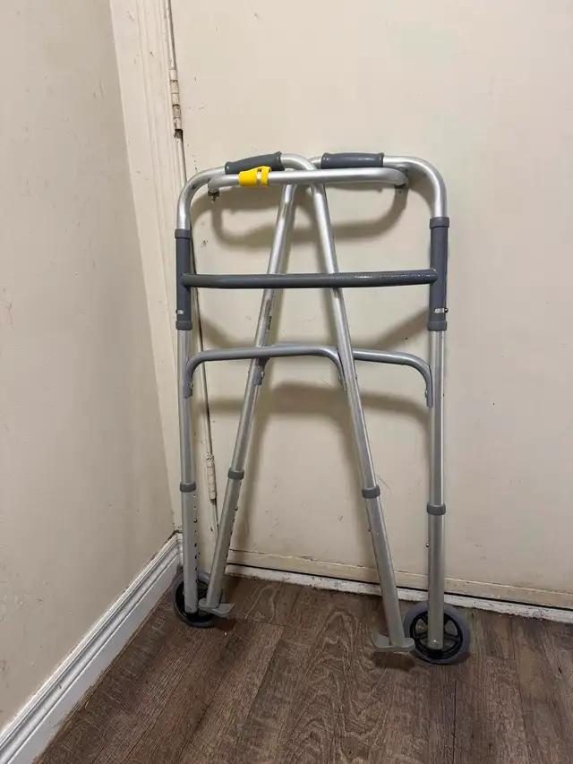 Walker Aluminum with 2 wheels Foldable - Photo 2