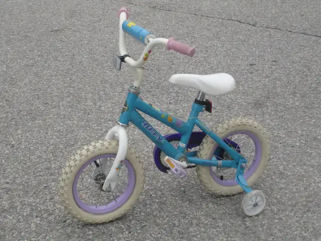 UP FOR SALE GIRL'S 12' HUFFY SEASTAR WITH TRAINING WHEELS BIKE! - Photo 2