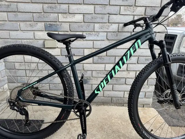 LIKE NEW! Specialized Rockhopper 29' Tons Of Upgrades.