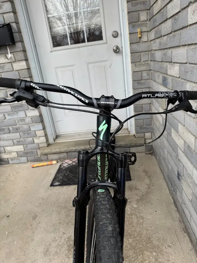 LIKE NEW! Specialized Rockhopper 29' Tons Of Upgrades. - Photo 2
