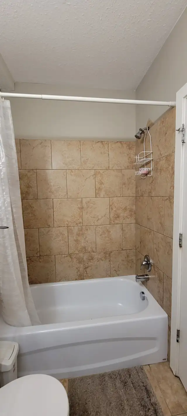 Room w/ Walk in Closet for Rent near Whyte Ave - Photo 7