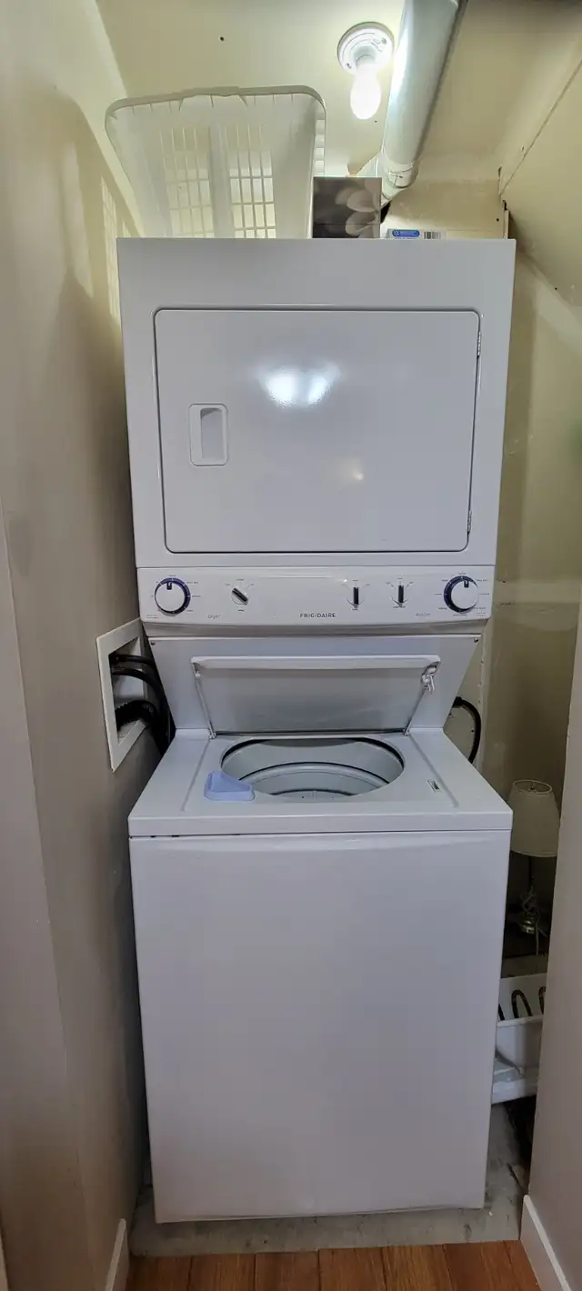 Room w/ Walk in Closet for Rent near Whyte Ave - Photo 8