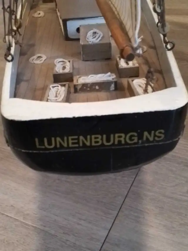 vintage 1960's collectible LUNENBURG SCHOONER WOODEN MODEL - Photo 5