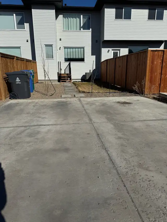 3 bedrooms and 3.5 bathrooms - Photo 2