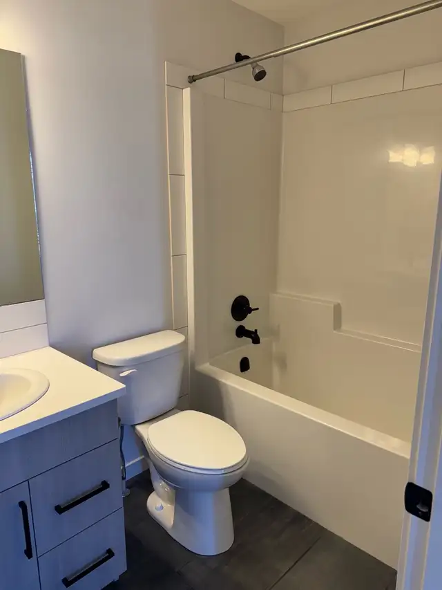 3 bedrooms and 3.5 bathrooms - Photo 9