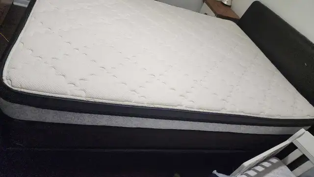 Queen Size Mattress - Photo 4