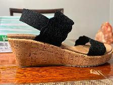BRAND NEW SKETCHERS LADIES SANDALS  with LUXE FOAM (8.5)  25!