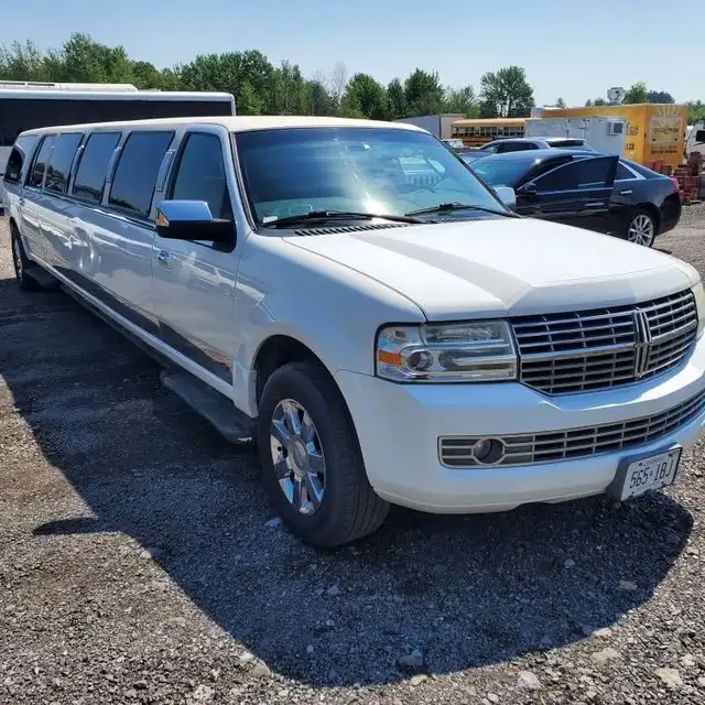 14 Pax Lincoln Navigator Limo - Photo 2