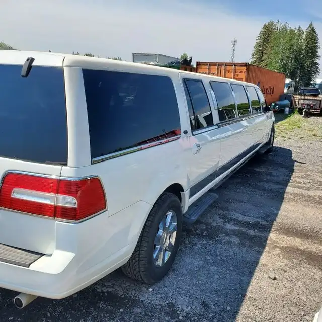14 Pax Lincoln Navigator Limo - Photo 3