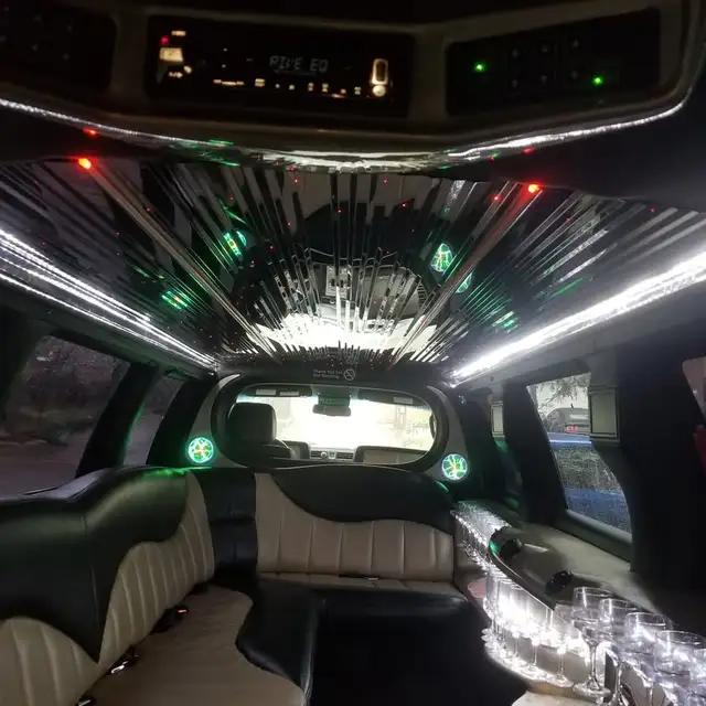 14 Pax Lincoln Navigator Limo - Photo 6